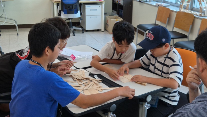 [사진1] 세계시민은 바로 우리! 영어로 글로벌 역량을 키웠어요... 국립국제교육원 글로벌역량지원센터, 제주 우도초 대상 차세대 글로벌 연수 운영.jpg